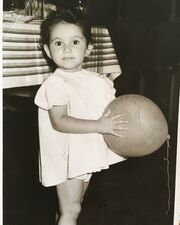 Αναγνωρίζετε το κοριτσάκι της φωτογραφίας; Είναι πολύ γνωστή Ελληνίδα τραγουδίστρια (pics)  