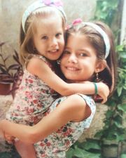 Ευαγγελία Αραβανή: Η φώτο με την αδελφή της σε παιδική ηλικία - Θα πάθετε πλάκα με την ομοιότητα