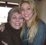 H Shakira μαζί με τη μαμά της 