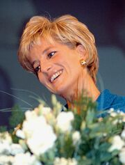 Στην ίδια φωτογραφία στο βάθος φαίνονται τα αγαπημένα λουλούδια της πριγκίπισσας Diana, Μη με λησμόνει ή αλλιώς Μυοσωτίς. 