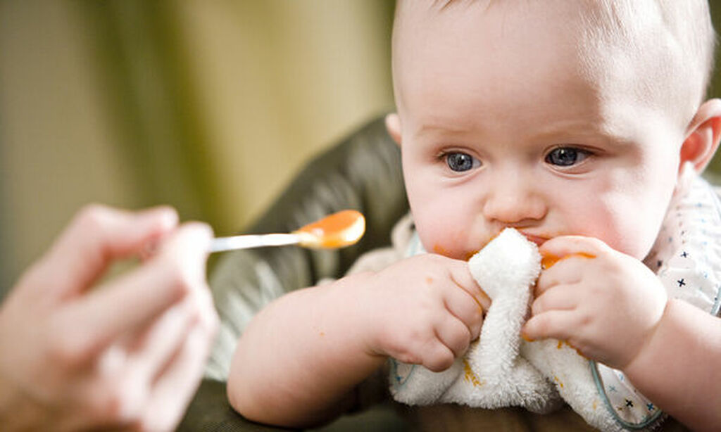 Να δίνετε το μωρό σας μόνο μια στερεά τροφή τη φορά.