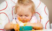 Αν το μωρό σας δεν θέλει να φάει με κουτάλι, βουτήξτε το καθαρό άκρου του δακτύλου σας στο φαγητό και δώστε το να το πιπιλίσει.