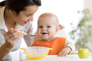 Ποτέ μην πιέζετε το παιδί να φάει περισσότερο απ’ όσο θέλει .Όταν φάει τη στερεά τροφή , μπορείτε να του δώσετε και το υπόλοιπο γάλα.