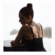 « Πολλοί από εσάς με ρωτάτε σχετικά με το μεγάλο τατουάζ στην πλάτη μου. Το έχω σχεδόν 20 χρόνια και είναι μια ανθισμένη κερασιά. Σημαίνει ότι “η μόνη ομορφιά που έχει διάρκεια είναι η αγάπη της καρδιάς” ». 