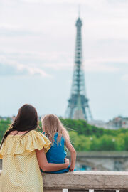 «Οι Γάλλοι πιστεύουν ότι ακόμη και οι καλύτεροι γονείς δεν είναι συνεχώς αφοσιωμένοι στα παιδιά τους και αυτό δεν τους κάνει να νιώθουν ενοχές!», εξηγεί η ίδια!