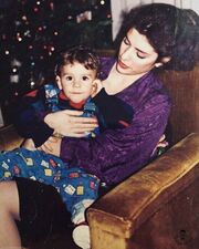 «Χριστούγεννα 1987 ??
Η Ελένη Μενεγάκη έχει αγκαλιά
τον μικρό της αδερφό Θοδωρή♥️» 