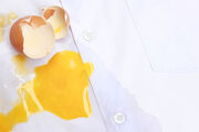 Λεκές από αβγό: Το λευκό ξύδι ενδέχεται να απλώσει τον λεκέ, κάνοντας τη διαδικασία καθαρισμού δυσκολότερη.