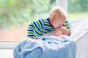 Επιτρέψτε στο πρωτότοκο παιδί να γίνει ενεργό μέλος στη ζωή του μωρού σας και να σας βοηθήσει να το φροντίσετε. Ζητήστε του να σας βοηθήσει να το αλλάξετε, να το κοιμίσετε, να το νανουρίσετε, να φτιάξετε το γάλα του...

