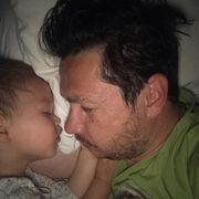 "Αναπνέω την ανάσα σου για να νιώσω ζωή! Υπάρχει ωραιότερος τρόπος να ξεκινήσει μια μέρα;" έγραψε ο ηθοποιός στο Instagram ως σχόλιο στη φωτογραφία που είναι μαζί με τον γιο του στο κρεβάτι.