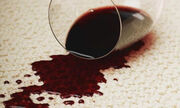 Αφαιρέστε τους κόκκινους λεκέδες από κρασί που έχει το χαλί σας.