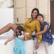 H Ιωάννα Μπούκη με τις κόρες της 