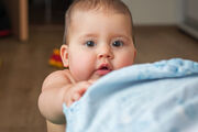 Έφτασε η στιγμή που το μωρό σας έμαθε να στέκεται μόνο του όρθιο; Βοηθήστε το να σηκωθεί και δείξτε του πώς να λυγίζει τα γόνατά του για να μπορεί να κάθεται πάλι χωρίς να πέφτει. 