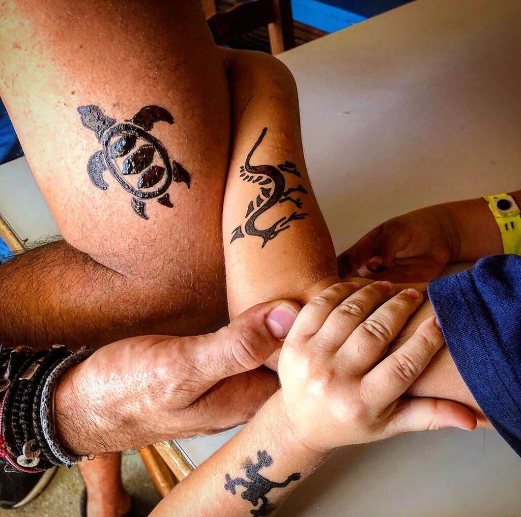 Ο δημοφιλής παρουσιαστής, η κόρη και ο γιος του έκαναν τατουάζ με ζωάκια