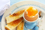 Βραστό αυγό με ψωμί - Το αυγό είναι μία σπουδαία τροφή. Είναι εύπεπτο και έχει πολλά ωφέλιμα στοιχεία για τον οργανισμό. Ο συνδυασμός της πρωτΐνης και των υδατανθράκων θα μειώσει την αίσθηση της ζαλάδας και της ναυτίας.