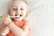 4. Χρήση οδοντόκρεμας - Μόλις τα δοντάκια του μωρού σας έχουν μεγαλώσει αρκετά, χρησιμοποιήστε οδοντόκρεμα για να τα καθαρίζετε επιμελώς, δύο φορές την ημέρα.