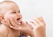 6. Επίσκεψη στον οδοντίατρο - Σύμφωνα με τους παιδιάτρους, μόλις το μικρό σας γίνει ενός έτους ή βγάλει τα πρώτα του δοντάκια θα πρέπει να κάνει την πρώτη του επίσκεψη στον οδοντίατρο. 