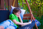 Τέσσερις διασκεδαστικοί τρόποι για να μη χάσει το παιδί την επαφή με το διάβασμα το καλοκαίρι 