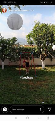 Λίγες ημέρες πριν ανέβασε αυτό το story όπου βλέπουμε τις κόρες της Λυδία & Ηλέκτρα  να παίζουν στον κήπο.
