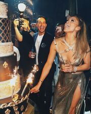 Jennifer Lopez: Το εντυπωσιακό δώρο για τα 50α γενέθλιά της και η συγκίνηση στο πάρτι (vid)