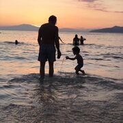 "Ξαναμαθαίνοντας να είμαι παιδί...ο μεγάλος κι ο μικρός μου εαυτός..." σχολίασε αναρτώντας αυτή την όμορφη φωτογραφία μαζί με το γιο του στη θάλασσα όταν έχει δύσει ο ήλιος. 
