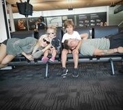 Ο Στέλιος Χανταμπάκης ανέβασε αυτήν την πολύ γλυκιά φωτογραφία όπου για λίγο οι γονείς μπαίνουν στη θέση των παιδιών και το αντίστροφο. Ο ίδιος και η Όλγα Πηλιάκη έχουν ξαπλώσει στα καθίσματα του αεροδρομίου και ξεκουράζονται στις αγκαλιές των παιδιών τους! 