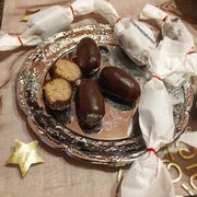 Szaloncukor - Είναι τα χριστουγεννιάτικα σοκολατάκια που φτιάχνουν στην Ουγγαρία. Για τη γέμιση υπάρχουν διάφορες επιλογές με επικρατέστερες τη βανίλια και τη φράουλα. 