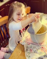 Νατάσα Σκαφίδα: Δείτε τι μαγειρεύει με την κόρη της στο σπίτι της γιαγιάς (pics) 