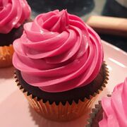 Cupcake με ροζ βουτυρόκρεμα. πηγή: Instagram account tmx_s_mitten