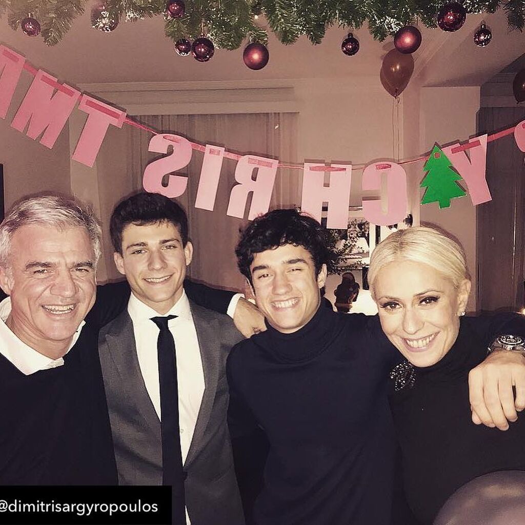 Μαρία Μπακοδήμου βρίσκεται ανάμεσα στους γιους της στην παρακάτω νέα φωτογραφία που δημοσίευσε σχολιάζοντας: «Κυριακή οι 3 μας !!!»