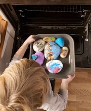 Στη νέα αυτή φωτογραφία ο μικρός έβαλε πέτρες σε ένα ταψί και η μαμά Ευδοκία σχολίασε: «Καλήμερα!! Απο το πρωί μαγειρεύουμε το φανταστικό κοτόπουλο μας?!!! #kitchenstories #momandson #family#sweethome #instaphoto #holidaymood #mychef #mychild »