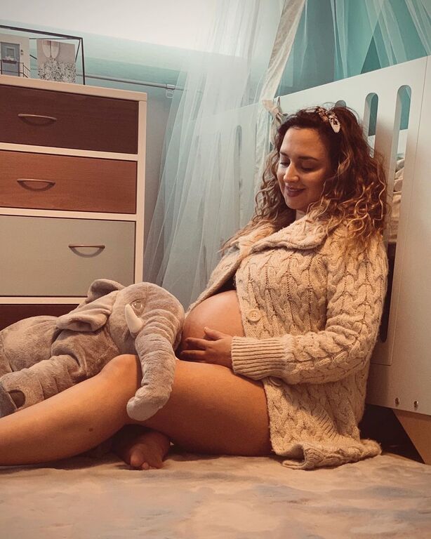 Στις 9 Δεκεμβρίου, η Κλέλια Πανταζή έγινε για πρώτη φορά μαμά και όπως είναι αναμενόμενο πλέει σε πελάγη ευτυχίας. 