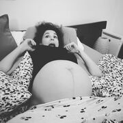 #4 Με αυτήν τη φωτογραφία, η Κατερίνα Παπουτσάκη μοιράστηκε με τους διαδικτυακούς της φίλους τη γέννηση του γιου της. Μία φωτογραφία υπέροχη και αστεία ταυτόχρονα. 