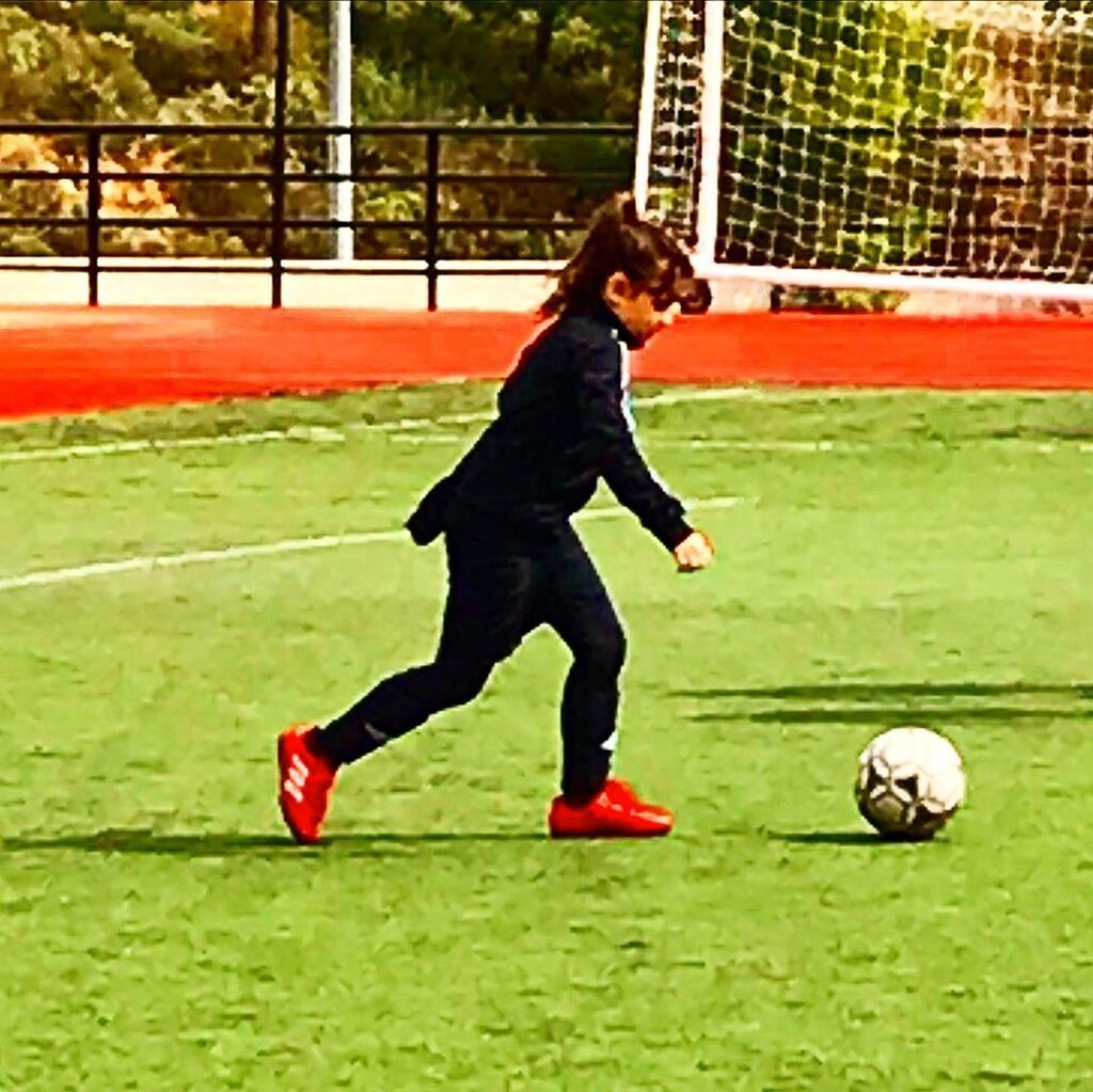 Αέλια Κατσούλη: Η κόρη της Κατερίνας Καραβάτου και του Κρατερού Κατσούλη, λατρεύει το ποδόσφαιρο.