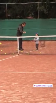 Αιμίλιος Λιάτσος: Ο γιος του Βασίλη Λιάτσου και της Ελένης Καρποντίνη, λατρεύει το τένις.