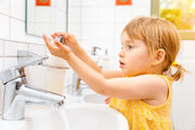 Υπενθυμίστε τους κάθε πότε πρέπει να πλένουν τα χέρια τους. Ακόμη και αν βρίσκονται μέσα στο σπίτι, το πλύσιμο πριν από κάθε γεύμα, μετά από ένα παιχνίδι στην τηλεόραση, τη χρήση τάμπλετ ή μετά από κάθε χειροτεχνία είναι απαραίτητο.