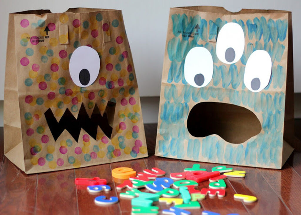 Φτιάξτε χάρτινα τερατάκια από σακούλες και ζητήστε από τα παιδιά σας να τα ταϊσουν με αριθμούς, γράμματα ή παιχνίδια.