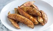 Τραγανές πατάτες με τη φλούδα τους στο φούρνο: Υλικά: 5 μεγάλες πατάτες, χονδρό αλάτι, πιπέρι, 3-5 κ.τ.σ ελαιόλαδο, φρέσκο θυμάρι ή φρέσκα φύλλα δεντρολίβανου