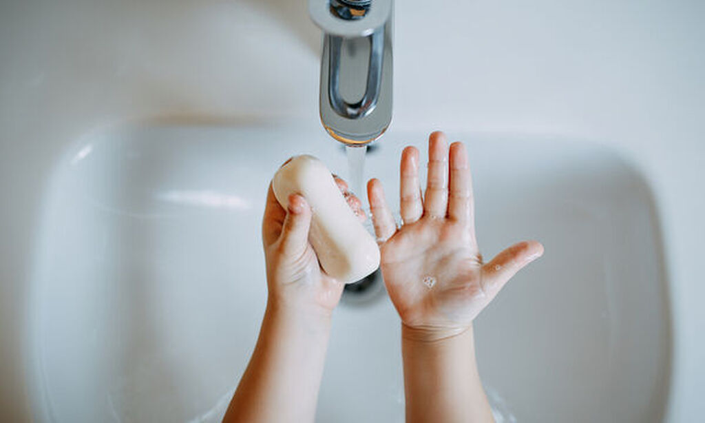 Εξηγήστε στο παιδί πόσο σημαντικό είναι το σωστό πλύσιμο των χεριών για την υγεία του. 