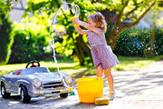 Πλύνε το ποδήλατο: ή το αυτοκινητάκι ή ό,τι όχημα έχει τέλος πάντων. Γεμίστε τους έναν κουβά με νερό και ζητήστε τους με ένα σφουγγάρι να το πλύνουν. 