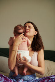 Υπέροχα πορτραίτα θηλασμού υμνούν τη δύναμη της μητρότητας (pics)
