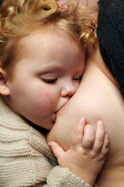 Υπέροχα πορτραίτα θηλασμού υμνούν τη δύναμη της μητρότητας (pics)