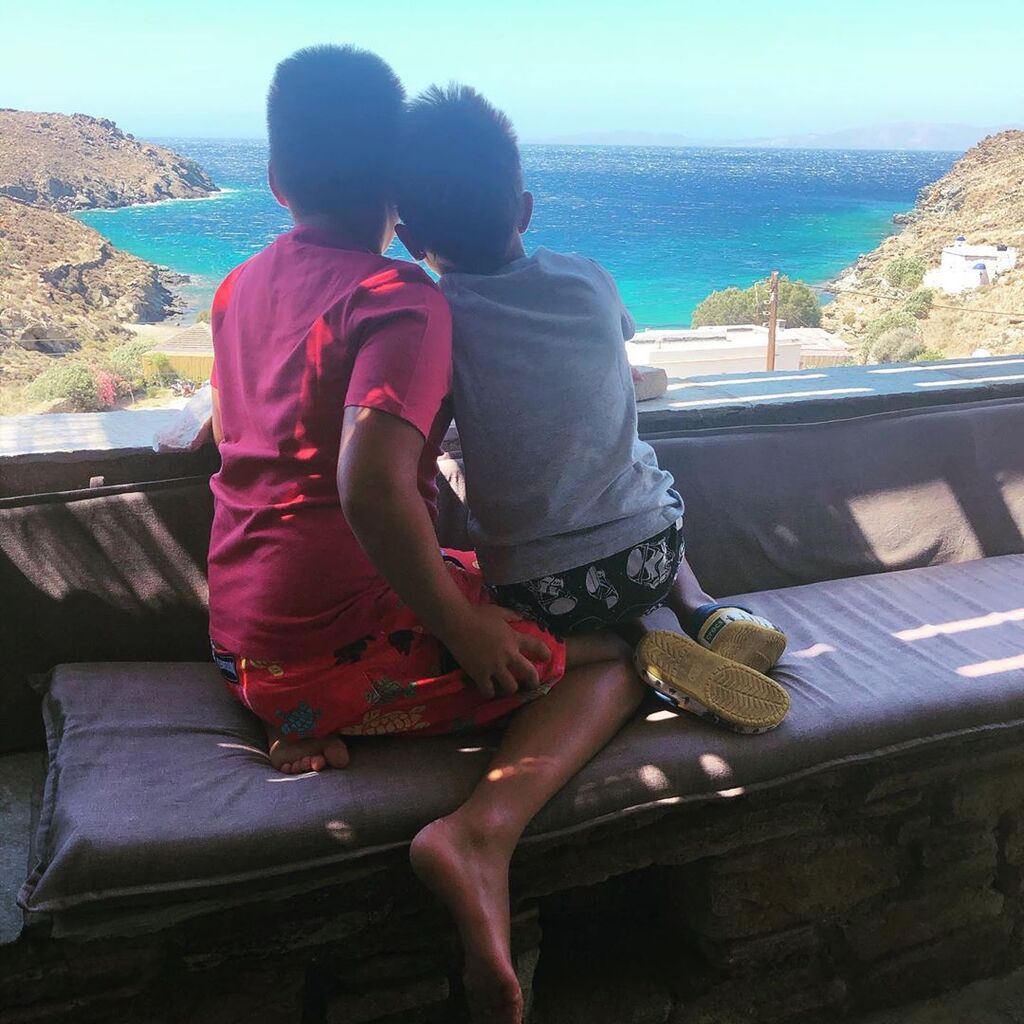 Γιώργος Λιάγκας: Η υπέροχη φωτογραφία με τους γιους του στην Τήνο