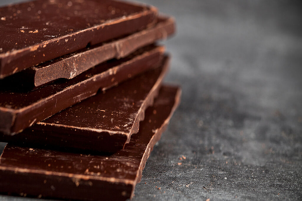 Μαύρη σοκολάτα: Λίγη μαύρη σοκολάτα πριν ή μετά από ένα γεύμα, στέλνει στον εγκέφαλο σήμα κορεσμού. Κατά τη διάρκεια της πέψης, η σοκολάτα συμπεριφέρεται σαν πρεβιοτικό που ευνοεί την ανάπτυξη καλών βακτηρίων στο έντερο. Τα «καλά» βακτήρια βοηθούν στην καλύτερη απορρόφηση των θρεπτικών συστατικών, υποστηρίζοντας έναν υγιή μεταβολισμό.