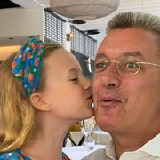 Νίκος Χατζηνικολάου: Δείτε την κόρη του με ασορτί μάσκα και κορδέλα στα μαλλιά