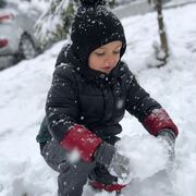 Ο γιος της Ελευθερίας Παντελιδάκη παίζει με το χιόνι.