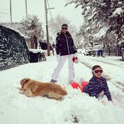 Η δημοσιογράφος και παρουσιάστρια Δελτίου Ειδήσεων, Έφη Αλεβίζου, απήλαυσε μία βόλτα στα χιόνια με την κόρη της και τον σκύλο τους.