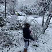 Η Σία Κοσιώνη βγήκε για βόλτα στους χιονισμένους δρόμους με τον γιο της.