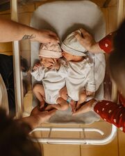 Νεογέννητα δίδυμα ποζάρουν στον φωτογραφικό φακό - Δείτε υπέροχες φώτο