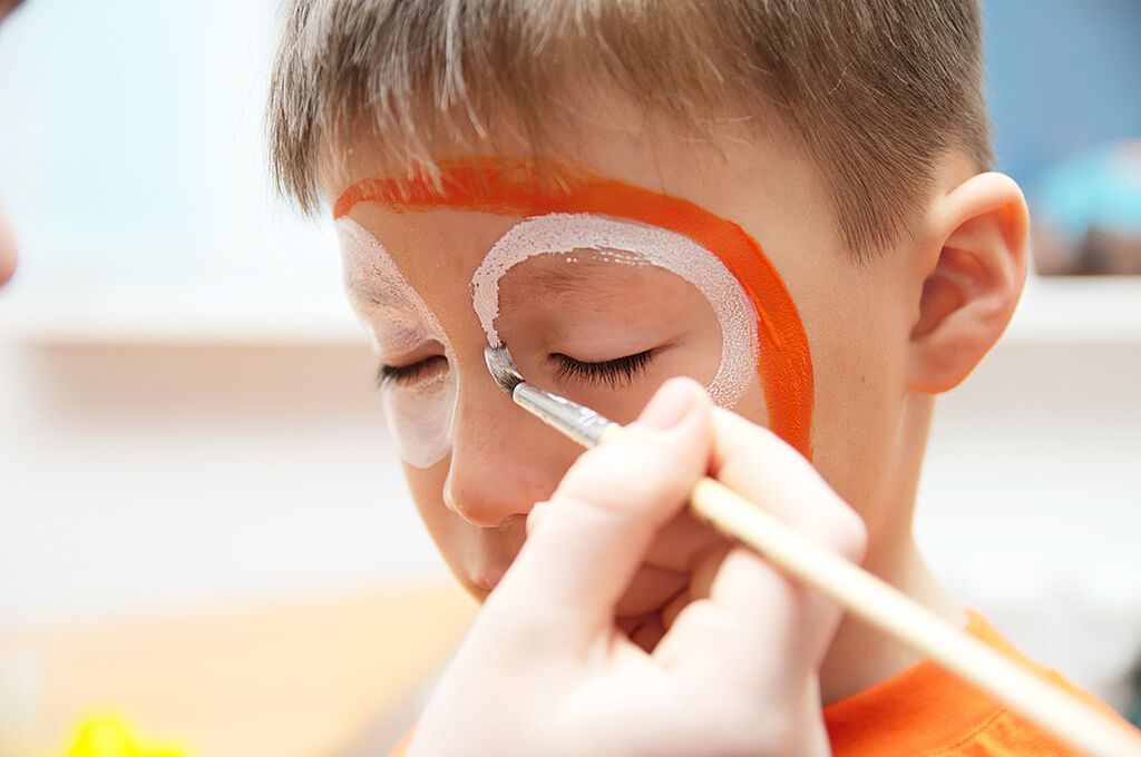 1. Αρχίστε κάνοντας περίγραμμα με το πορτοκαλί χρώμα γύρω από το πρόσωπο του παιδιού.