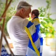 Χριστόπουλος - Μπραντ: Βόλτα στο κέντρο της Αθήνας με το γιο τους
